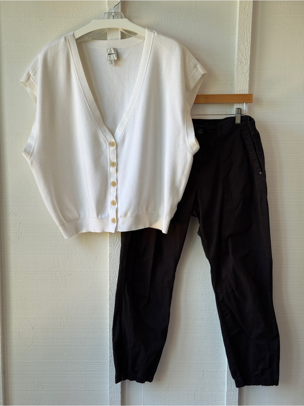 Simple Style | Maeve Sweater Vest XL | Black Chino-Like Jogger by Sanctuary 31